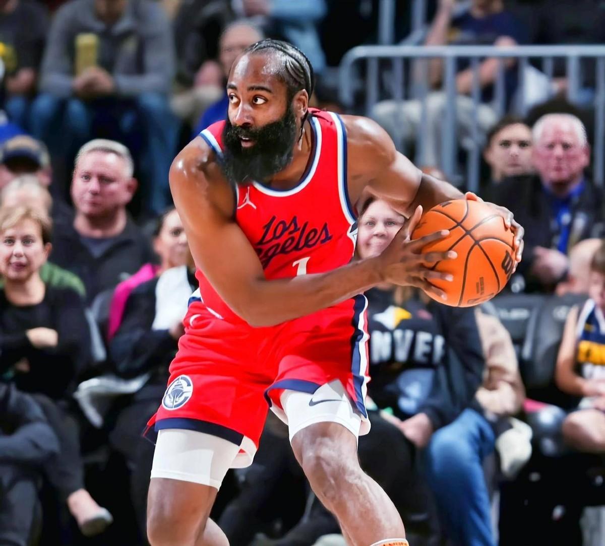 开云体育-哈登重返赛场，险胜首场状态出色，快船观众沸腾！赢得满堂喝彩-开云体育