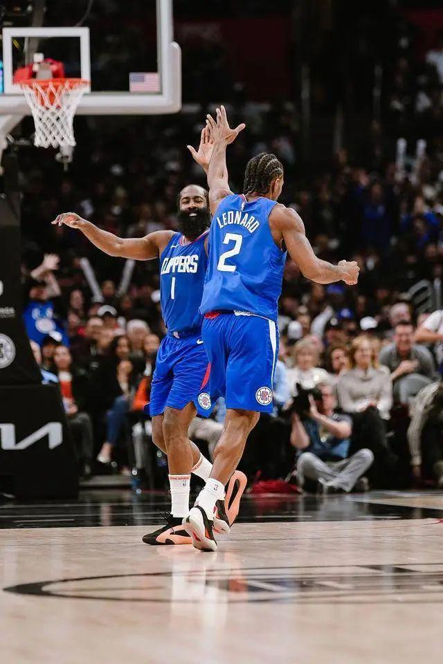 开云体育-独行侠不断突破！，穆雷连续十五场比赛得分超过比赛规则变更赢得满堂喝彩-开云体育